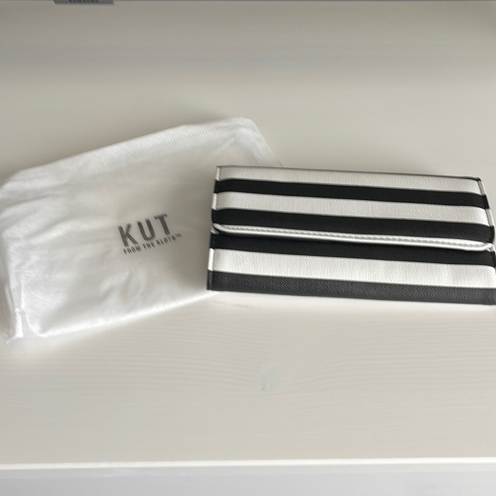 Kit from the Kloth tri-fold wallet